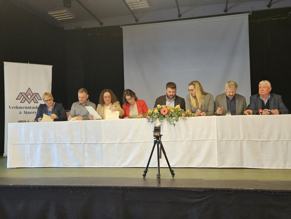 Undirrituðu samning um stækkun VMA