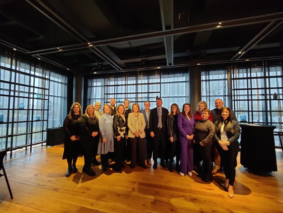 Frá undirritun samninganna.