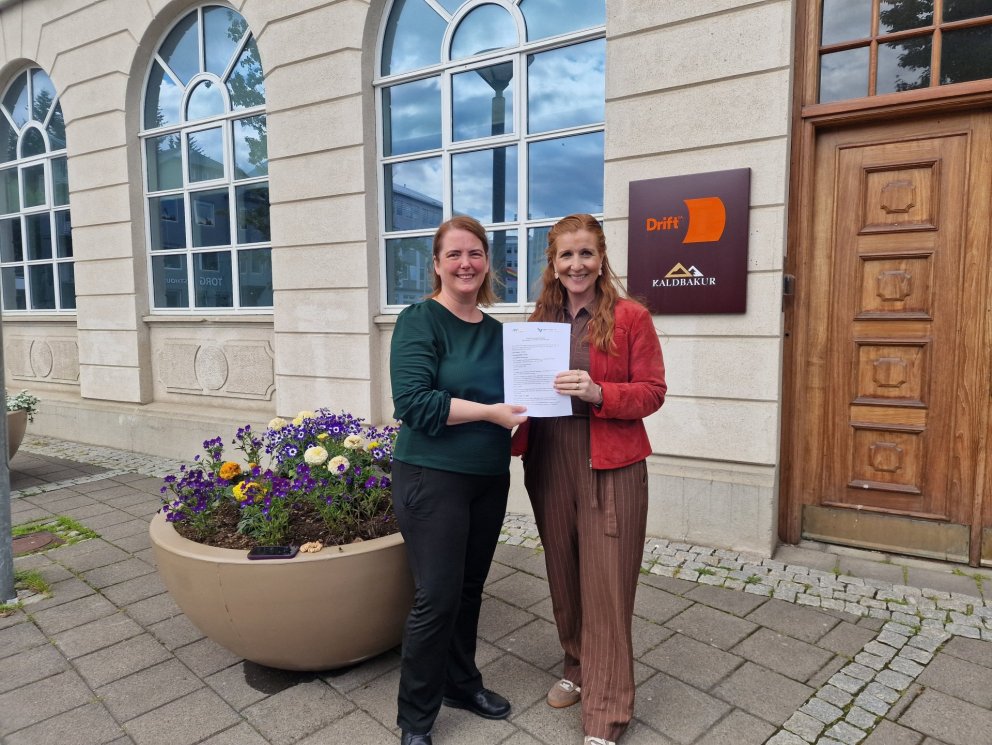 Á myndinni eru Albertína Fr. Elíasdóttir framkvæmdastjóri SSNE og Sesselja Reynisdóttir framkvæmdast…