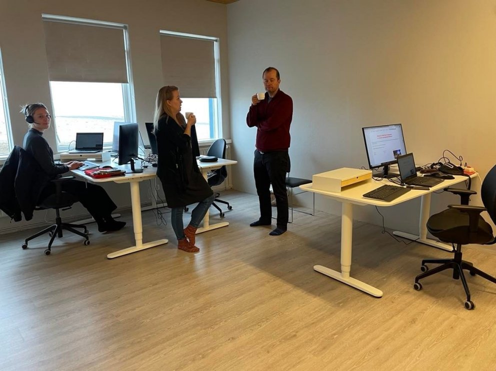 Rætt heimsmálin yfir kaffibolla.