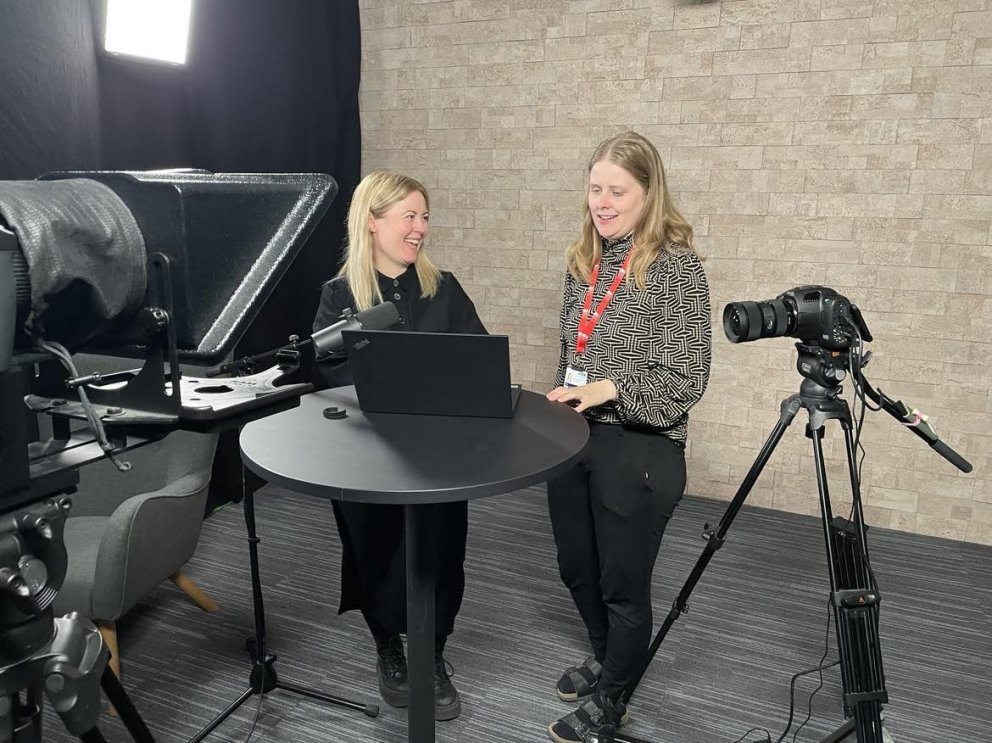 Hildur menningarfulltrúi SSNE og Sæunn sérfræðingur hjá Rannsóknamiðstöð Háskólans á Akureyri vinna …