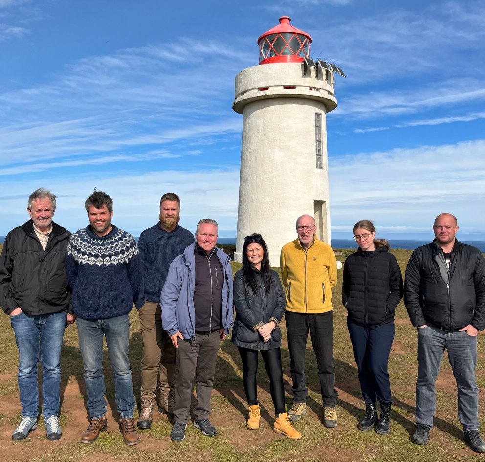 Starfshópurinn ásamt sveitarstjórnarfulltrúum við Font, Langanesi. (Mynd/GMG).