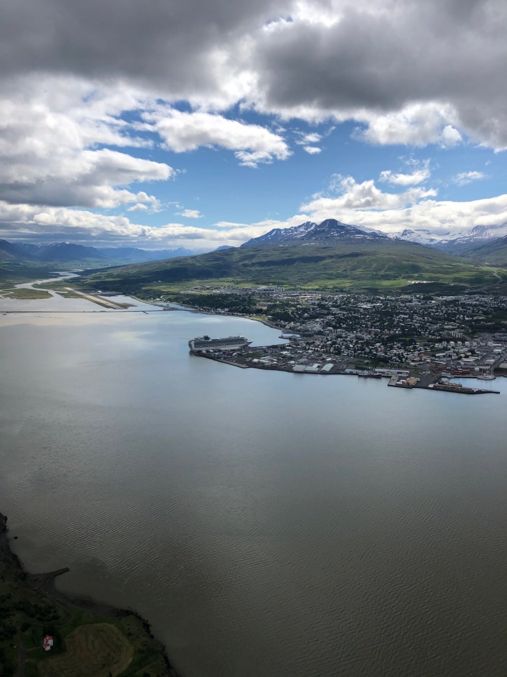 Millilandaflug um Akureyrarflugvöll