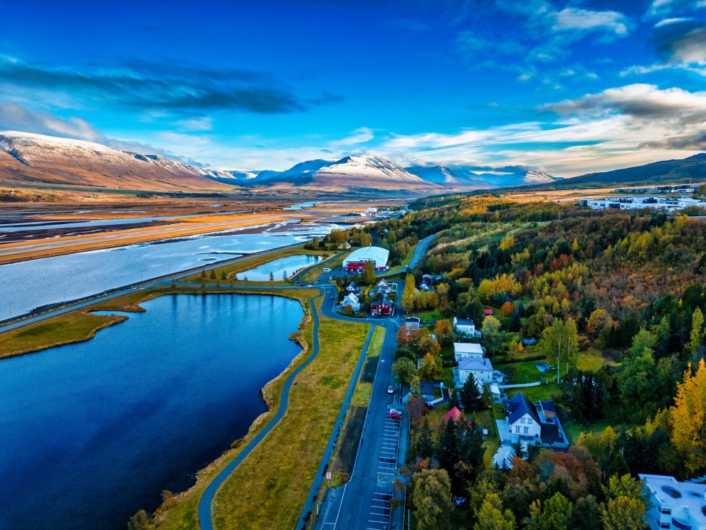 Lúxus eða lífsgæði? Samfélagsleg áhrif millilandaflugs á Norður- og Austurlandi