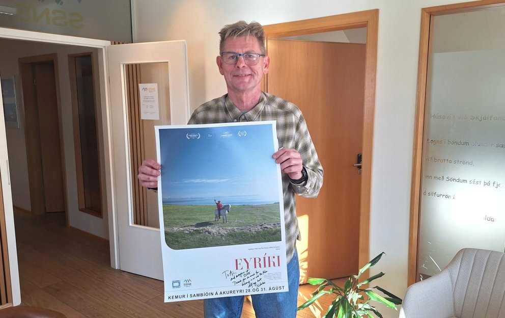 Ari Páll Pálsson með veggspjald heimildarmyndarinnar Eyríkis. Ari leiðbeindi aðstandendum myndarinna&hellip;