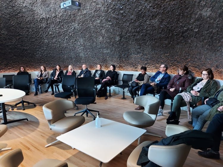 Á myndinni má sjá hluta hópsins í húsakynnum HS orku. Þar fór fram kynning á starfsemi og hugmyndfræ…