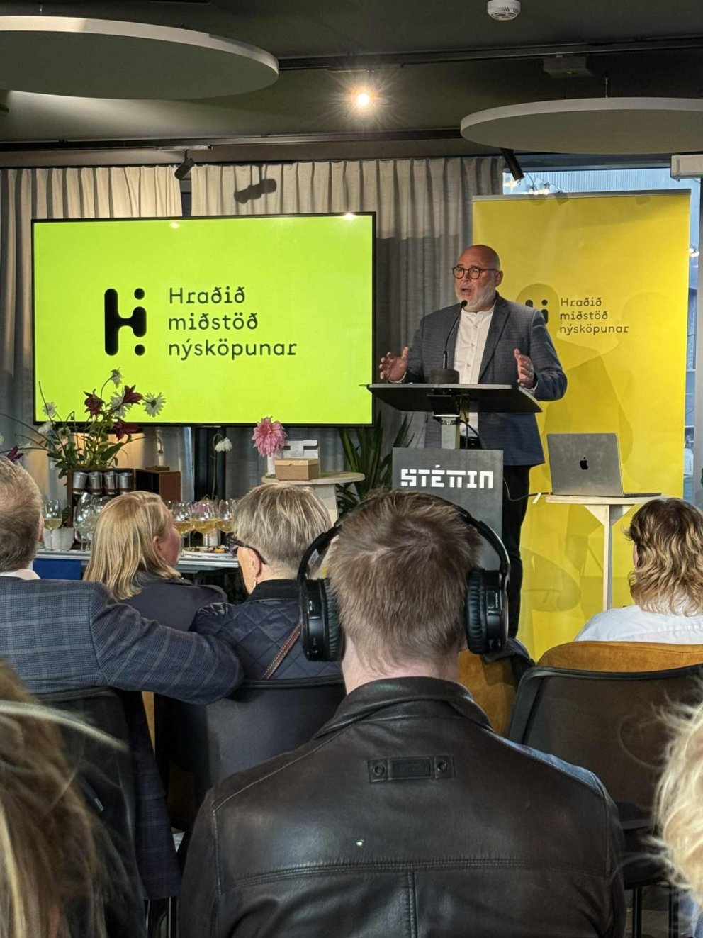 Hér má sjá ráðherra veita gestum þingsins innblástur í komandi störf. 
Boðið var upp á samtíma túlk…