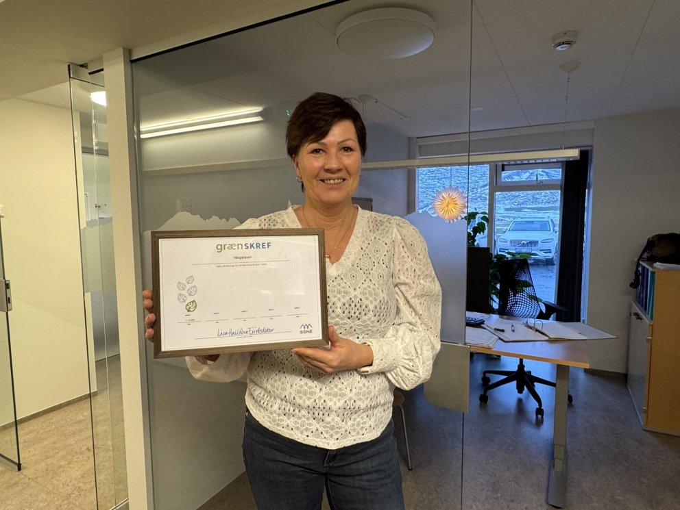 Anna G. Kristjánsdóttir, skrifstofustjóri Hörgársveitar með viðurkenninguna í gær.