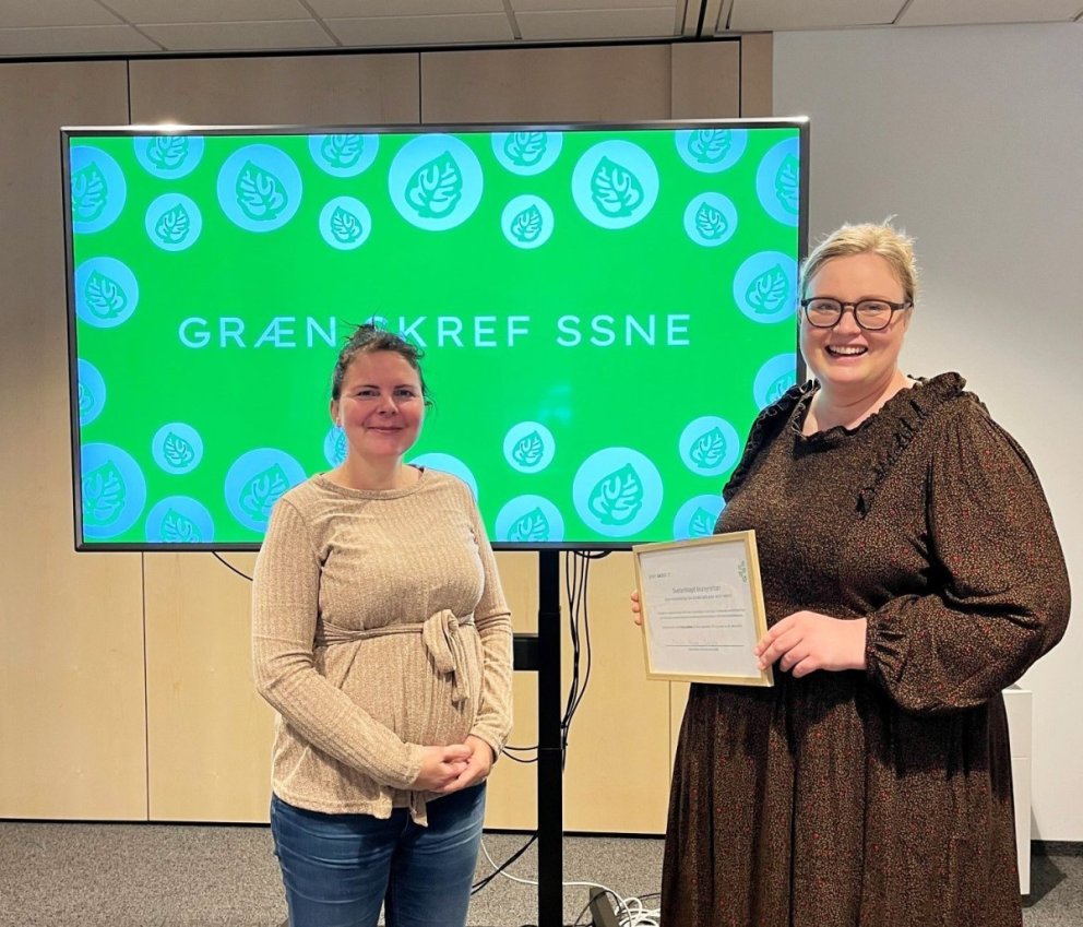 Kristín Helga Schiöth verkefnastjóri hjá SSNE afhendir Rut Jónsdóttur forstöðumanni hjá umhverfis- o…