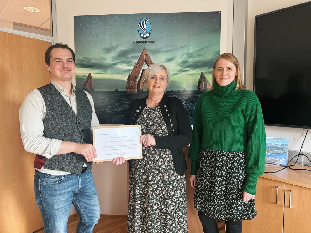 Smári Jónas veitir Hermínu og Sigurdísi viðurkenningu. Mynd fengin af vef Norðurþings.