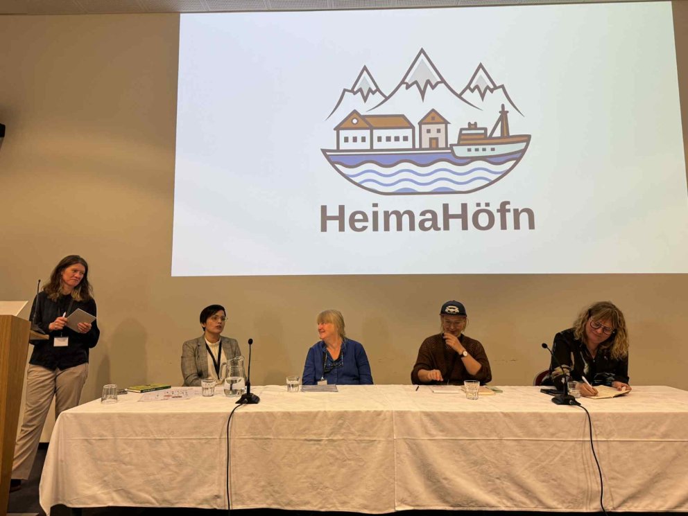 Hér má sjá konurnar sem héldu erindi á fyrri degi málþingsins og Evu sem hélt utan um spurningar á p…