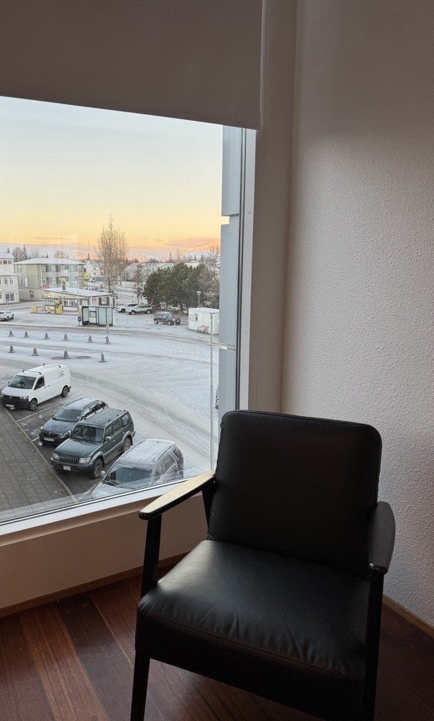 Glæsilegt útsýni er af skrifstofunni.