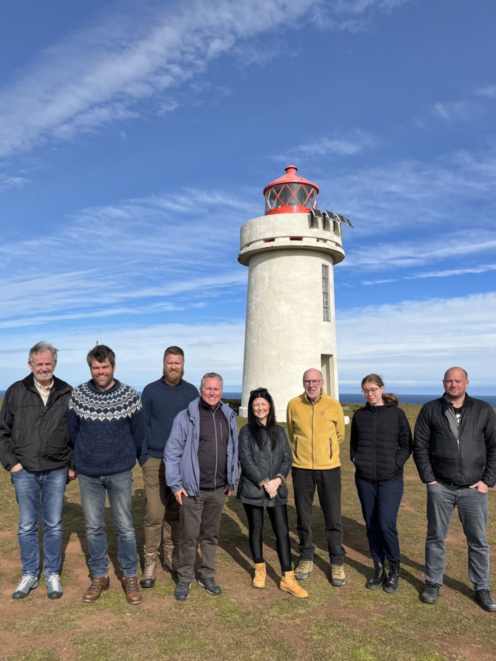 Starfshópurinn ásamt sveitarstjórnarfulltrúum við Font, Langanesi.