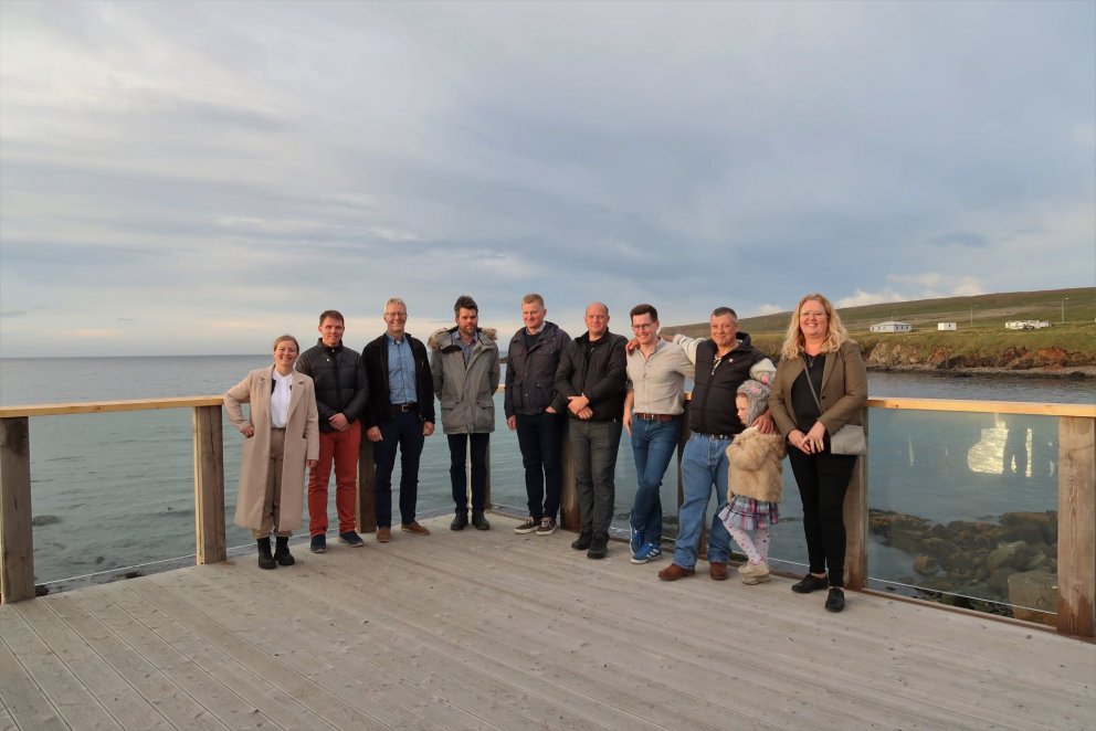 Verkefnisstjórn Betri Bakkafjarðar á nýjum útsýnispalli. Mynd/KÞH.