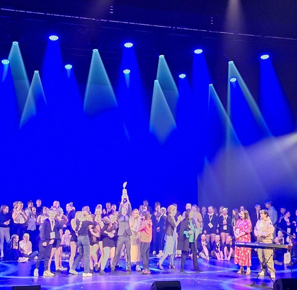 Grunnskóli Fjallabyggðar tekur við verðlaunagripnum.