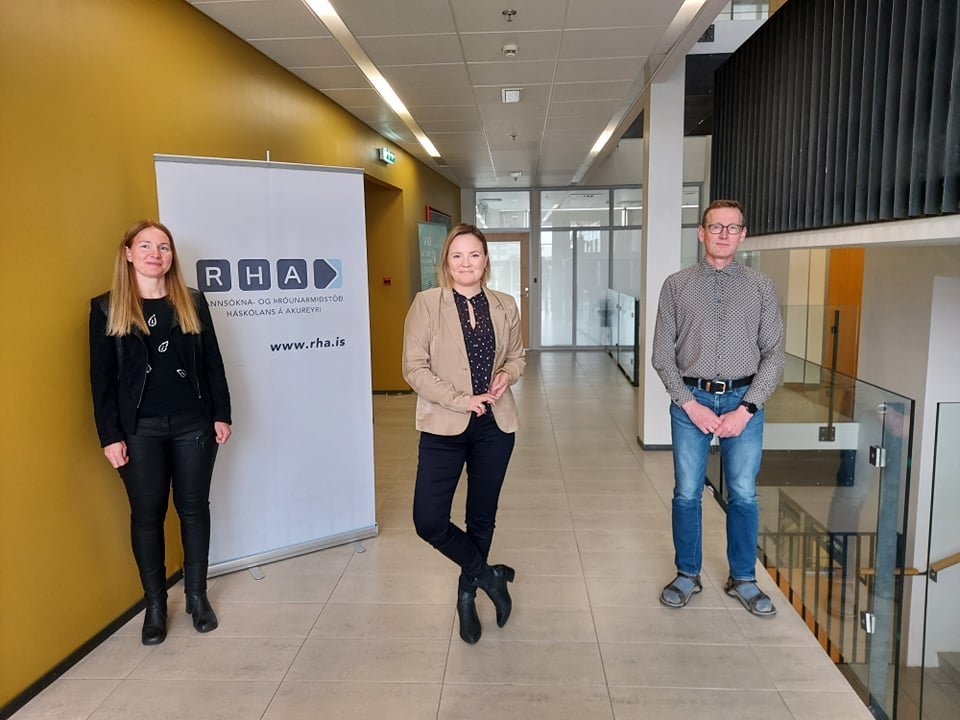 Myndin er tekin við undirritun samnings 30. apríl sl, á henni eru Guðrún Rósa Þórsteinsdóttir forstö…