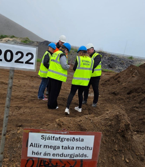 Starfsmenn skoða auka afurð sem verður til þegar steinull er búin til.