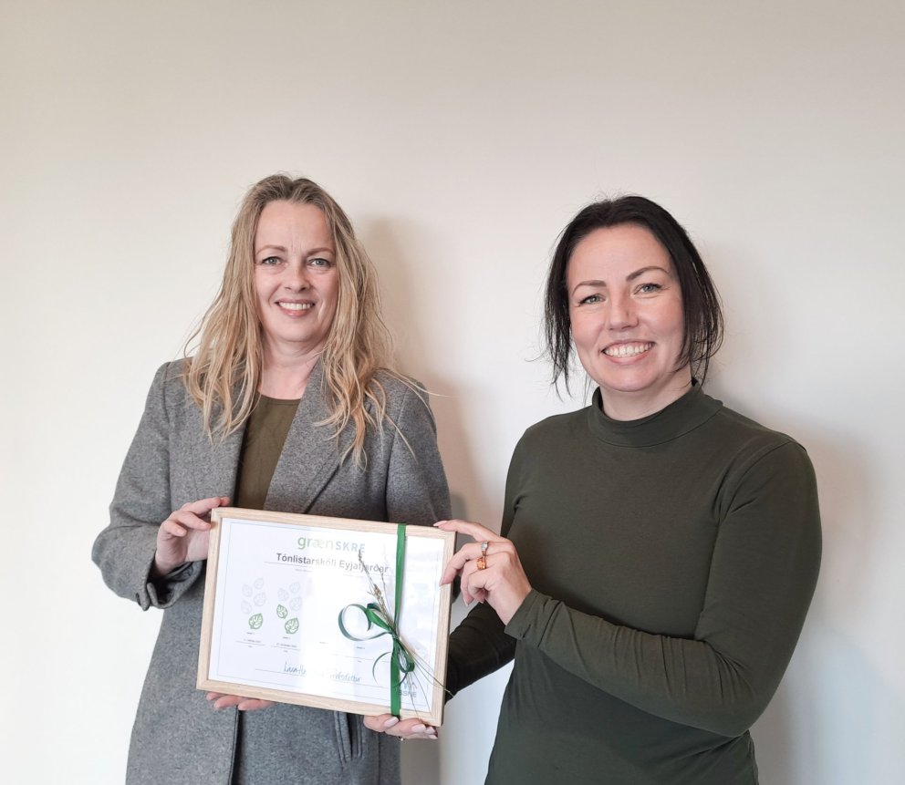 Helga Kvam aðstoðarskólastjóri tók við viðurkenningu frá Sigurborgu Ósk Haraldsdóttur verkefnastjóra…