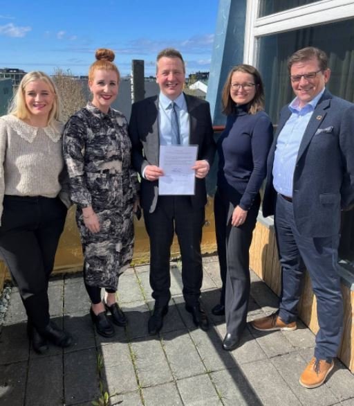 Guðlaugur Þór Þórðarson, umhverfis-, orku- og loftslagsráðherra ásamt fulltrúum frá Samtökum sveitar…