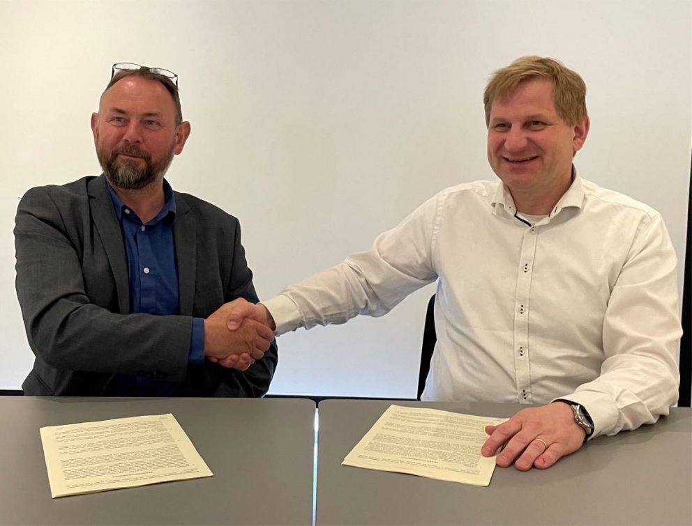 Eyþór Björnsson og Óli Halldórsson skrifa undir nýjan leigusamning