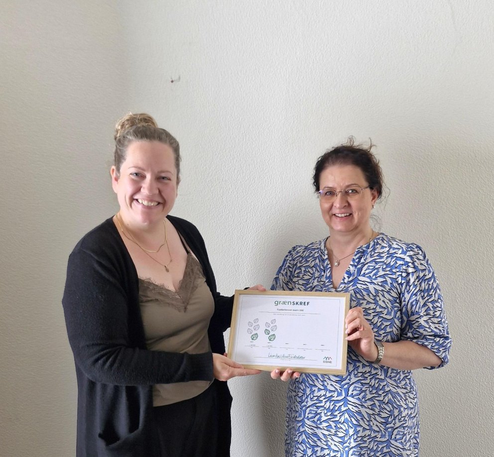 Hrönn Arnheiður tekur við viðkenningu fyrir hönd Eyjafjarðarsveitar frá Arnheiði Rán verkefnastjóra …