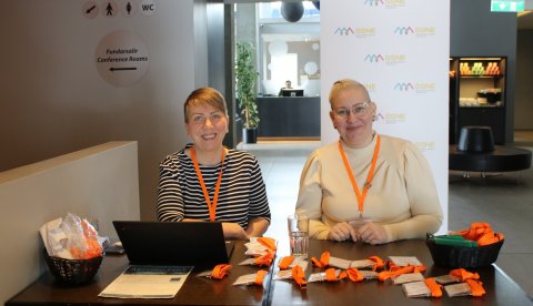 Sóley Björk Stefánsdóttir og Nanna Steina Höskuldsdóttir sáu m.a. um skráningu og tóku vel á móti gestum 