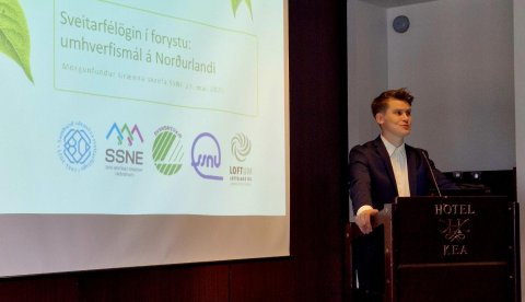 Ráðherra umhverfis- orku- og loftslagsmála, Jóhann Páll Jóhannsson, ávarpar gesti.