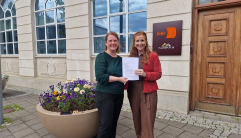 Á myndinni eru Albertína Fr. Elíasdóttir framkvæmdastjóri SSNE og Sesselja Reynisdóttir framkvæmdastjóri Drift EA