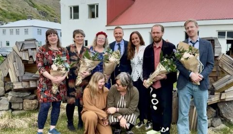 Í takt við tilefnið voru menningarfulltrúar SSNE og Austurbrúar afar glaðbeittir með sínum kraftmikla hópi Eyrarrósarhafa á Austurlandi og Norðurlandi eystra, ásamt Láru Sóleyju listrænum stjórnanda Listahátíðar og hr. Birni Skúlasyni maka forseta og verndara Eyrarrósarinnar.