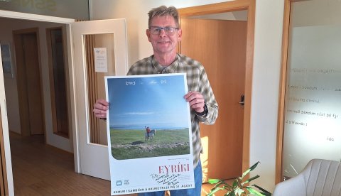 Ari Páll Pálsson með veggspjald heimildarmyndarinnar Eyríkis. Ari leiðbeindi aðstandendum myndarinnar við umsókn í Uppbyggingarsjóð Norðurlands eystra.