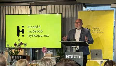 Hér má sjá ráðherra veita gestum þingsins innblástur í komandi störf. 
Boðið var upp á samtíma túlkun á öllum dagskrárliðum, til að jafna aðgengi íbúa og gesta HönnunarÞings. Erindin fóru fram bæði á ensku og íslensku, en hluti framsögufólks starfar á alþjóðlegum vettvangi.
