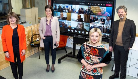 Mynd frá Stjórnarráði Íslands. Guðrún Hrefna Guðmundsdóttir skólameistari Fjölbrautaskólans í Breiðholti, Þórdís Kolbrún Reykfjörð Gylfadóttir, ferðamála-, iðnaðar- og nýsköpunarráðherra, Lilja Dögg Alfreðsdóttir, mennta- og menningarmálaráðherra og Dagur B. Eggertsson, borgarstjóri. Fulltrúar stafrænna smiðja um land allt á skjánum.