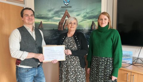 Smári Jónas veitir Hermínu og Sigurdísi viðurkenningu. Mynd fengin af vef Norðurþings.
