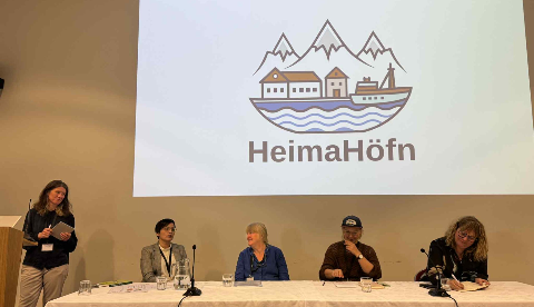 Hér má sjá konurnar sem héldu erindi á fyrri degi málþingsins og Evu sem hélt utan um spurningar á pallborðsumræðum. 