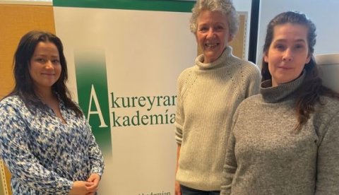 Á mynd eru f.v. Kolfinna María Níelsdóttir hjá SSNE, Aðalheiður Steingrímsdóttir framkvæmdastjóri AkureyrarAkademíunnar og Elva Gunnlaugsdóttir hjá SSNE.