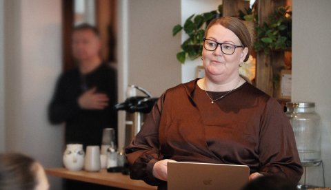 Helena Eydís, forseti sveitarstjórnar Norðurþings og varaformaður SSNE, ávarpar gesti við upphaf dags í Skúlagarði. Ljósmynd: Örlygur Hnefill Örlygsson