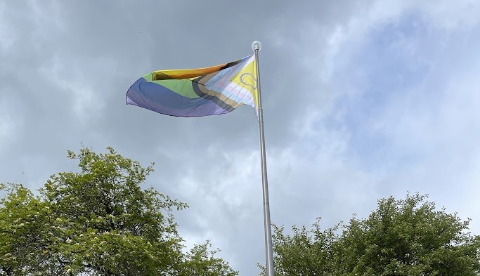 Ásthildur Sturludóttir, bæjarstjóri á Akureyri og Elísabet Ögn Jóhannsdóttir, verkefnastjóri hátíðarinnar, flögguðu hinsegin fánanum efst í Listagilinu á Akureyri.