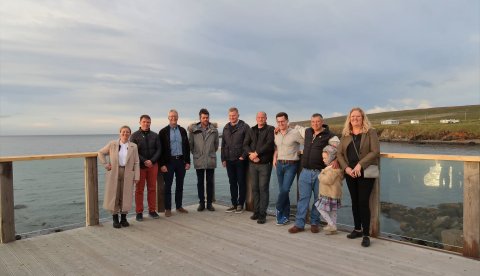 Verkefnisstjórn Betri Bakkafjarðar á nýjum útsýnispalli. Mynd/KÞH.