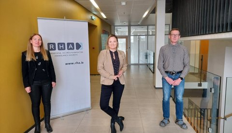 Myndin er tekin við undirritun samnings 30. apríl sl, á henni eru Guðrún Rósa Þórsteinsdóttir forstöðumaður RHA, Hilda Jana Gísladóttir formaður SSNE og Hjalti Jóhanesson sérfræðingur hjá RHA.