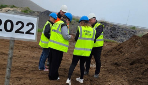 Starfsmenn skoða auka afurð sem verður til þegar steinull er búin til. 